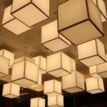 Moderne Wand- und Deckenlampen in einem stilvollen Wohnzimmer, die für eine angenehme Atmosphäre sorgen.