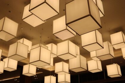 Moderne Wand- und Deckenlampen in einem stilvollen Wohnzimmer, die für eine angenehme Atmosphäre sorgen.