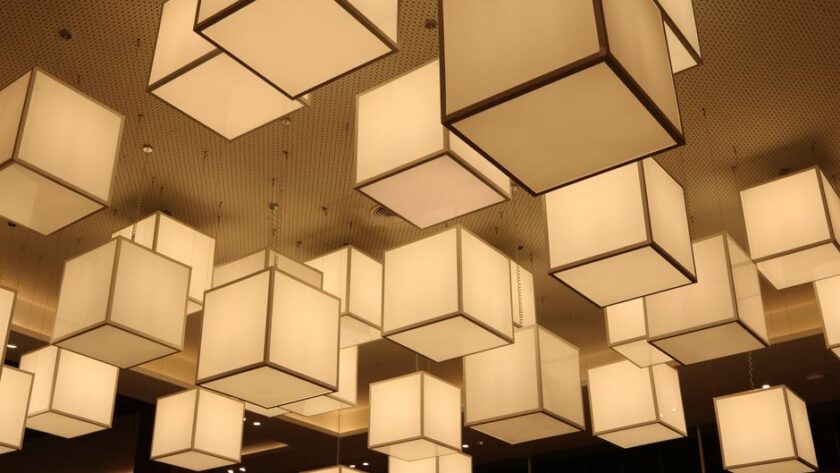 Moderne Wand- und Deckenlampen in einem stilvollen Wohnzimmer, die für eine angenehme Atmosphäre sorgen.