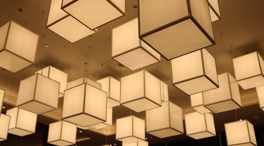 Moderne Wand- und Deckenlampen in einem stilvollen Wohnzimmer, die für eine angenehme Atmosphäre sorgen.