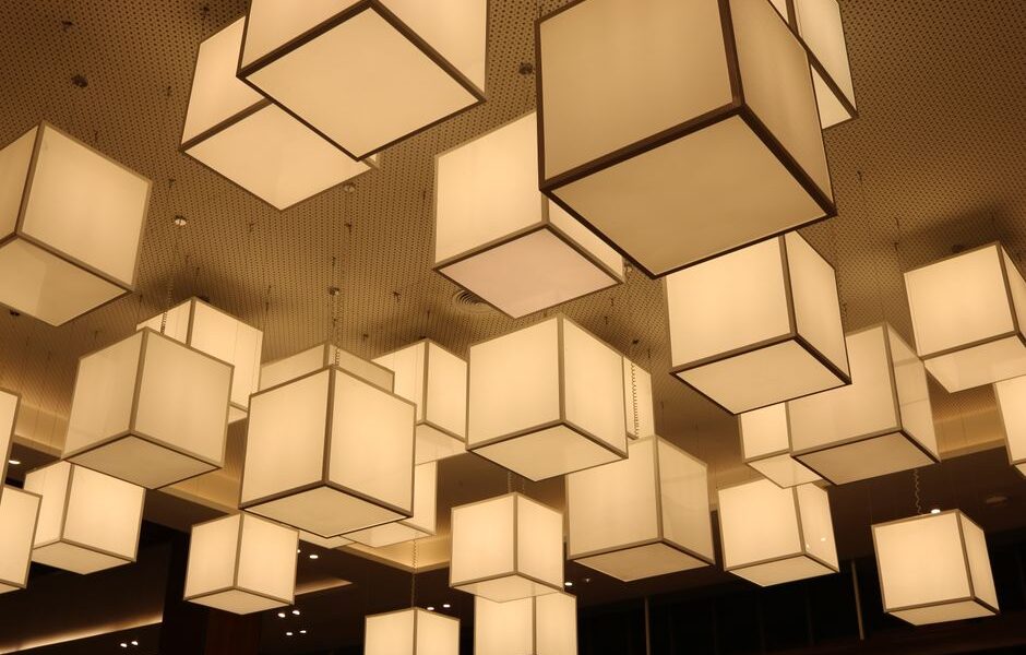 Moderne Wand- und Deckenlampen in einem stilvollen Wohnzimmer, die für eine angenehme Atmosphäre sorgen.